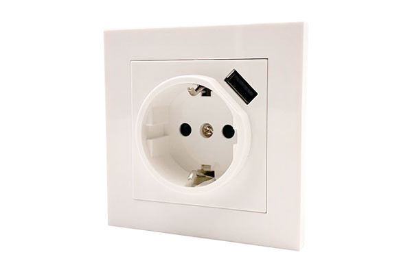 BASE 16A 2P TT 1 USB LUCECO EUSQWH23U1/E